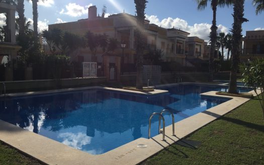 Bungalow en venta 2 dormitorios con piscina comunitaria